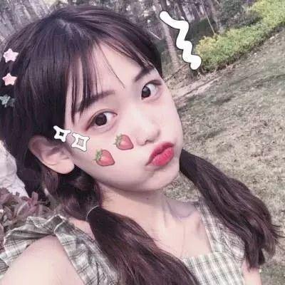 女生熬夜娱乐吃瓜酱,女生娱乐生活新风尚