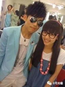 娱乐圈中两个男人吃瓜,是友情升温还是另有隐情？